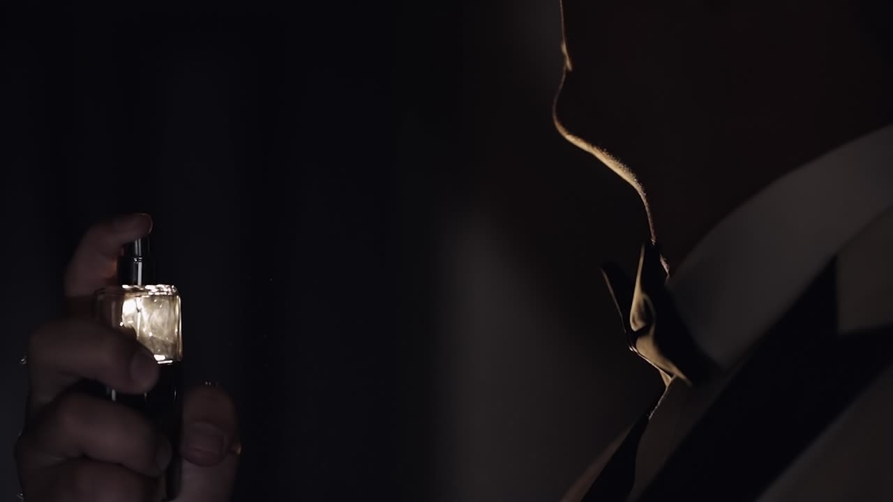 el novio rociando colonia antes de su boda.