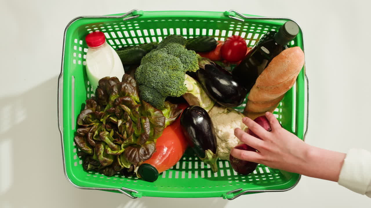 식료품 을 담은 쇼핑 바구니