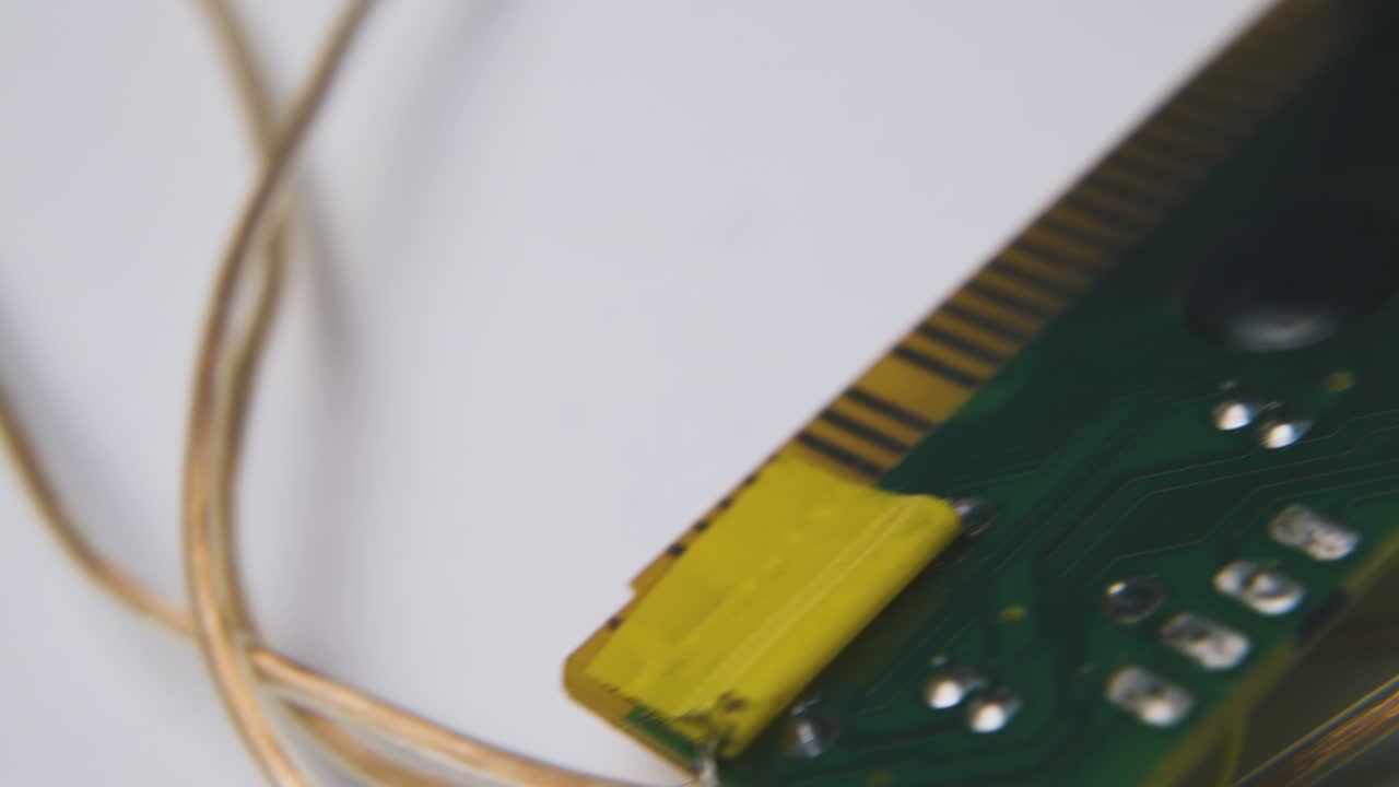 движение над проводами и используемые детали на белом фоне