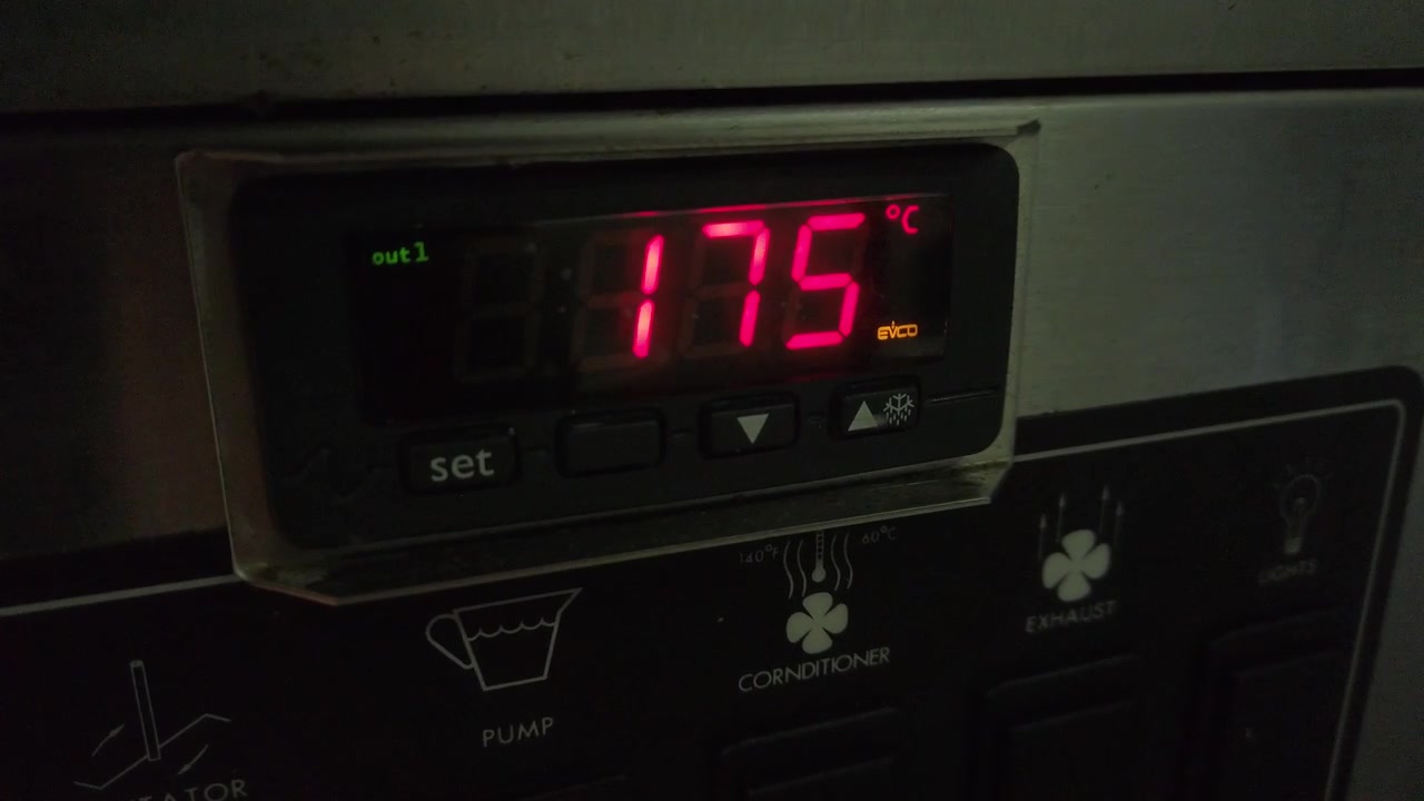 Il display della temperatura sulla macchina per popcorn sale gradualmente sempre più in alto