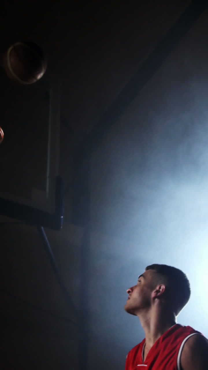 deportistas jugando al baloncesto