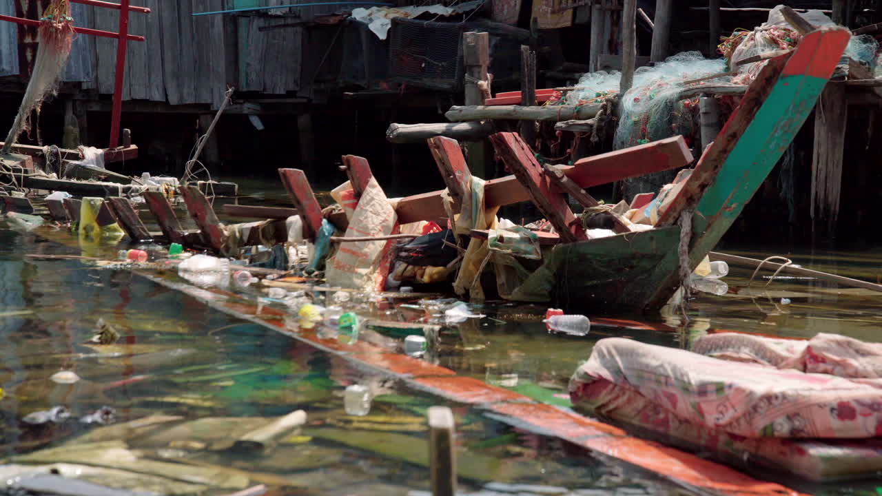 캄보디아 수상 마을의 플라스틱 더비스 오염