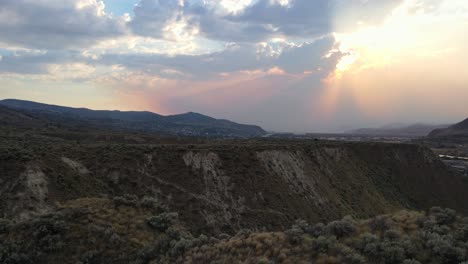 impresionante paisaje nublado con grandes nubes de tormenta durante la puesta de sol sobre los valles secos de okanagan, columbia británica