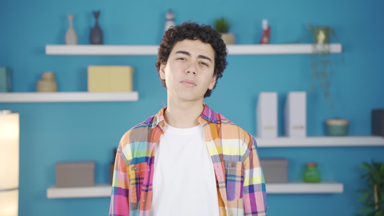 un chico guapo carismático mirando a la cámara.