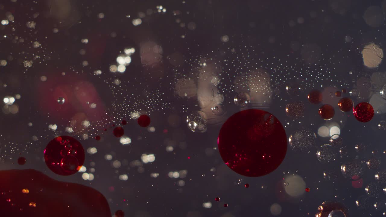 추상적인 피 빨간색과 은 액체 거품과 어리 모션 보케 텍스처 배경