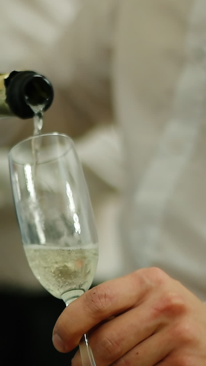 Champagne che viene versato in un bicchiere
