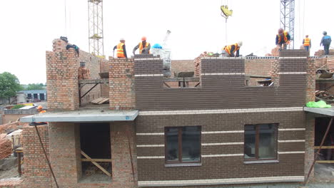 construcción de un edificio de apartamentos de ladrillo