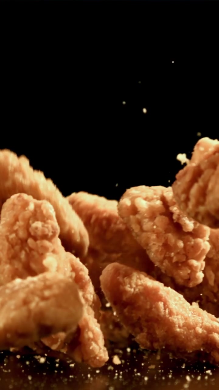 Nuggets di pollo fritti croccanti che cadono al rallentatore