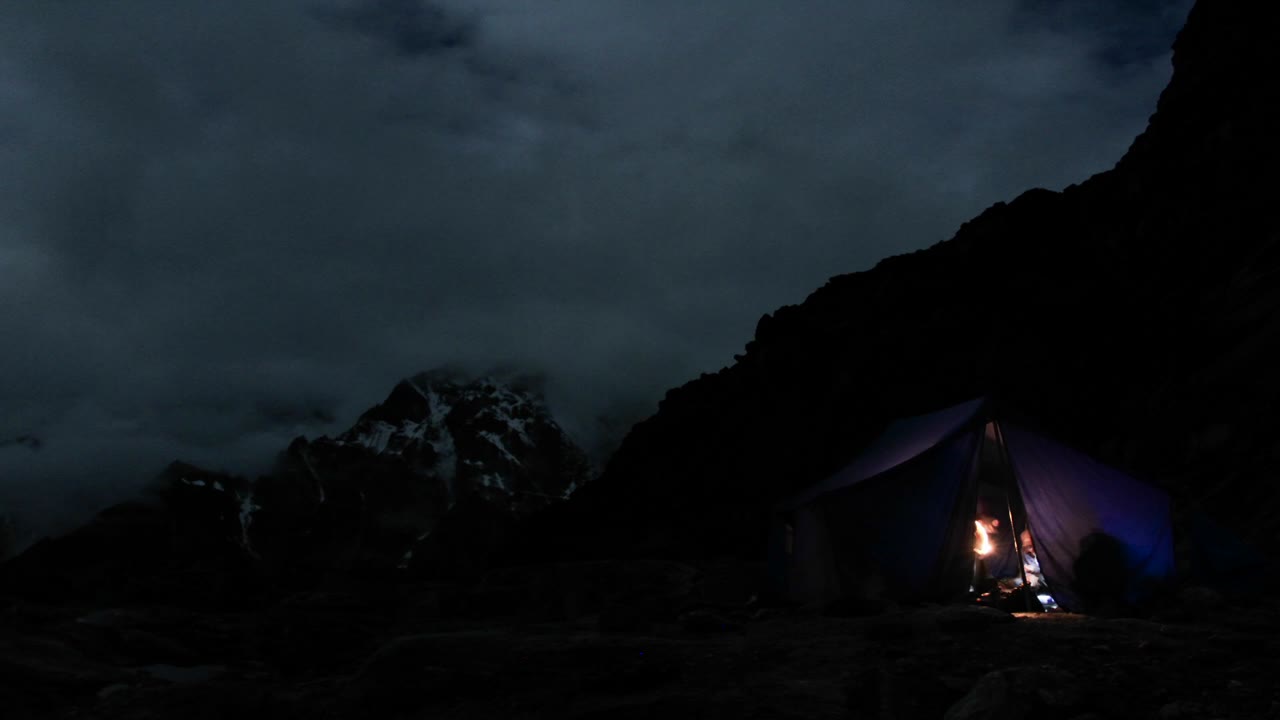 밤에 텐트를 오르다