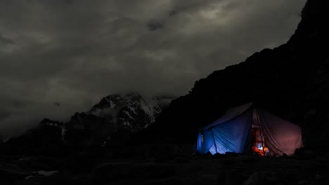 carpa en la noche escaladores dentro y fuera