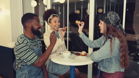 amigos, pastel y celebración en la cafetería