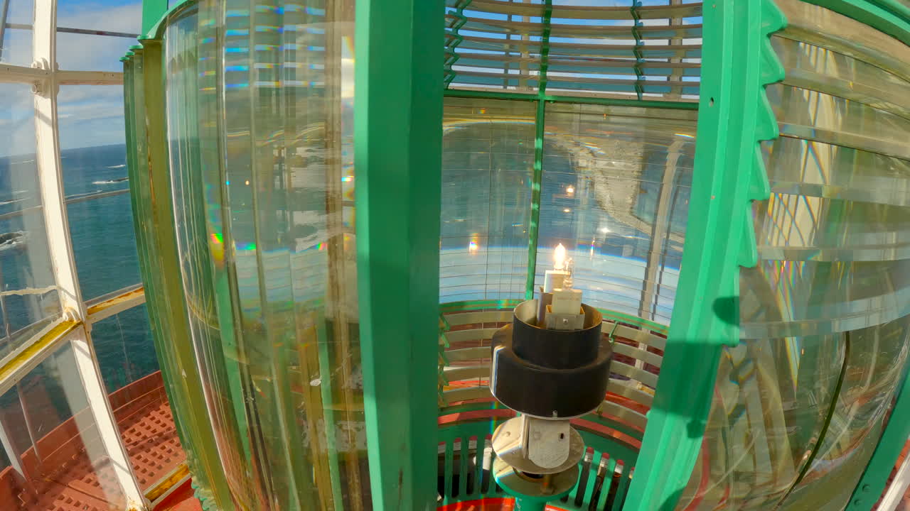 밝고 화창한 날 등대 랜턴실의 정적 내부 샷, 램프 조명에 의해 움직이는 프레넬 렌즈