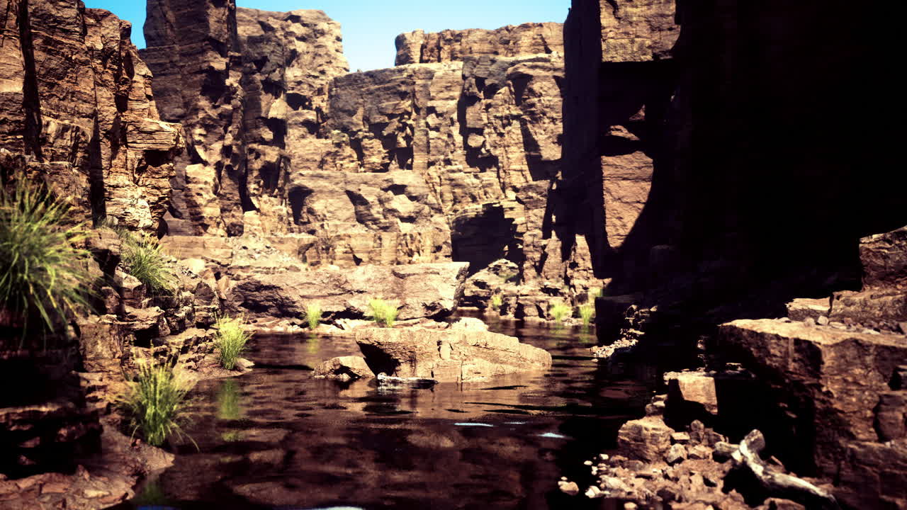 вид на каньон с отражением в воде в полдень под чистым небом