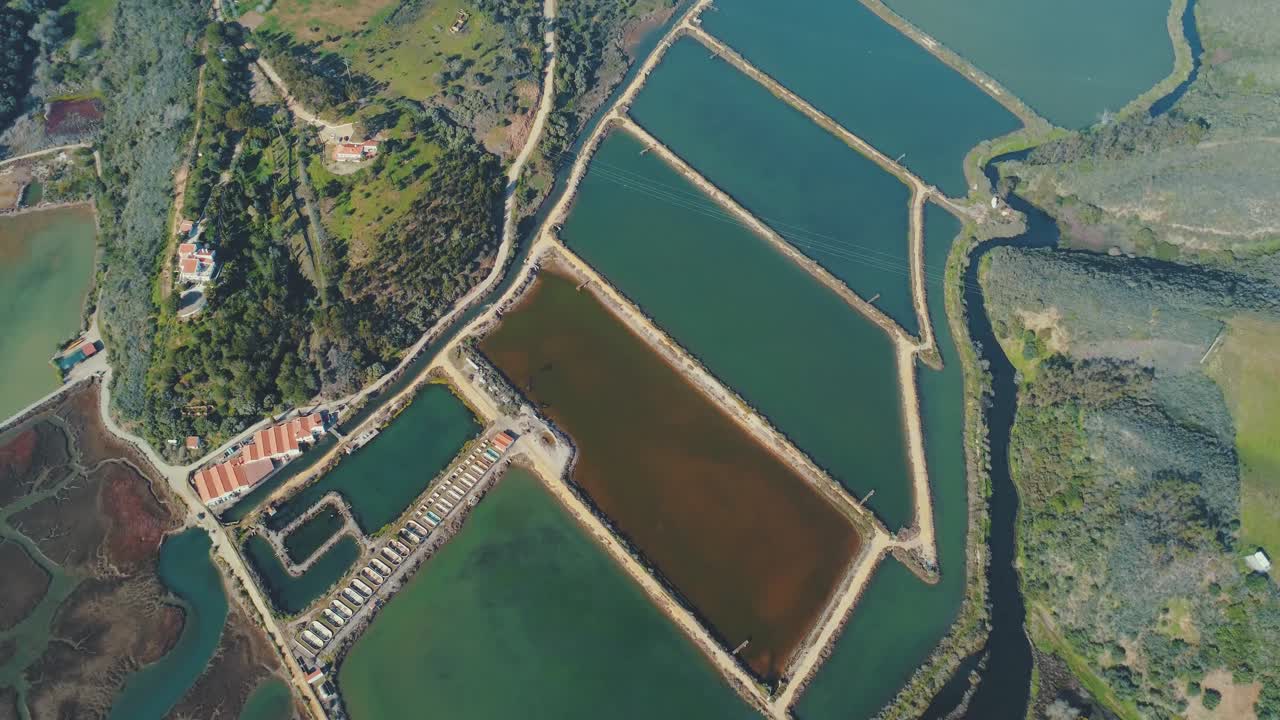 grandes piscinas de piscifactorías en desuso se ven desde una vista aérea
