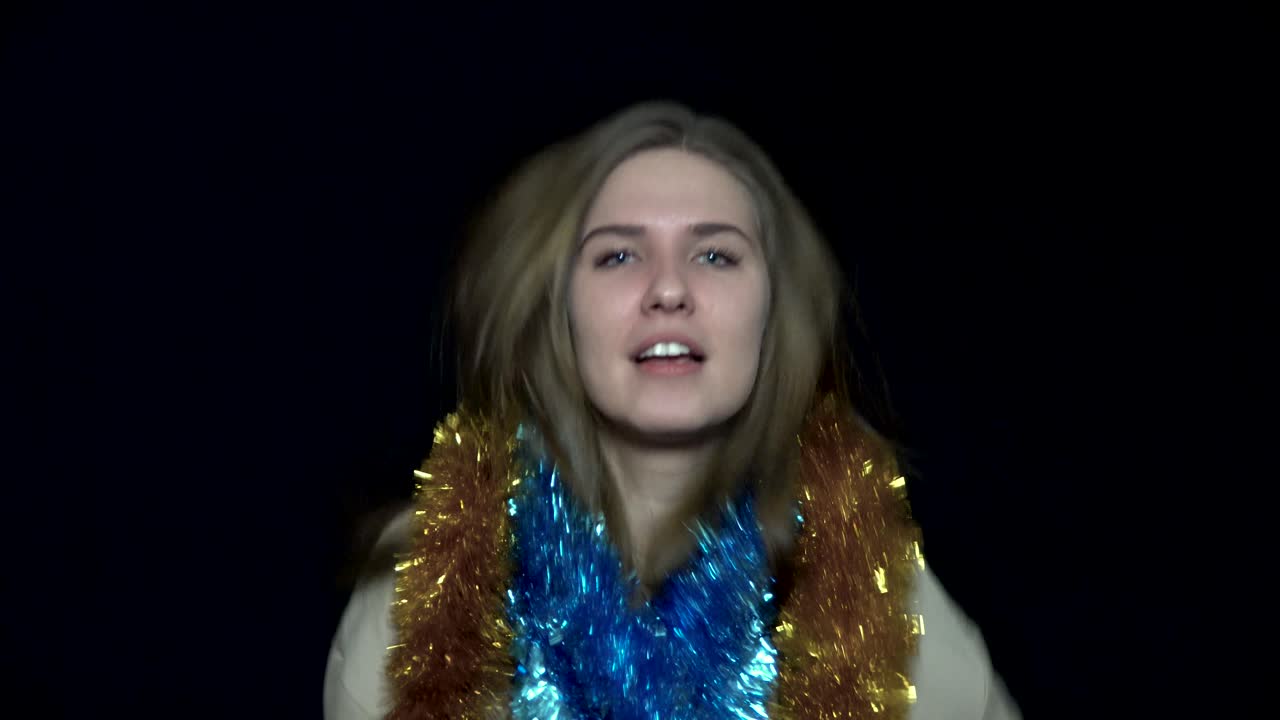 mujer feliz bailando con oropel de navidad