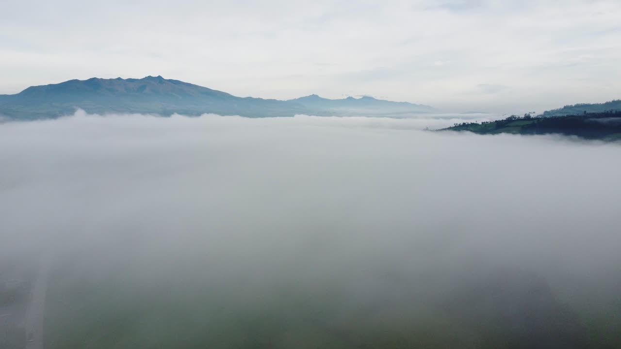 에도르 마차치 주 네블리나 지역의 큰 구름과 계곡 위를 날아다니는 영화 드론 클립