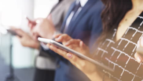 línea, tecnología y manos de gente de negocios