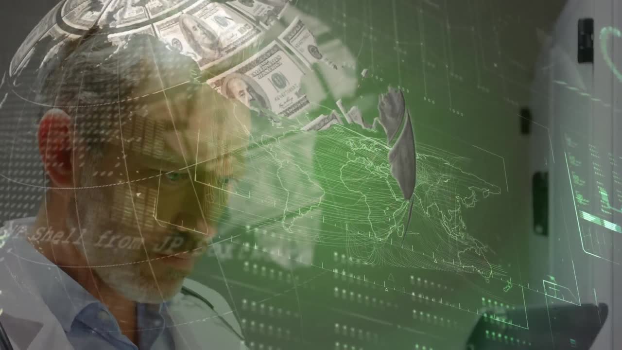 병원에서 디지털 태블릿을 사용하는 백인 고위 남성 의사에 대한 미국 달러 세계