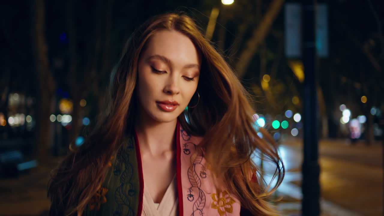 저녁에 걸어가는 여인 관광객 도시 불빛 클로즈업. 밤에 걸어다니는 여인 도시