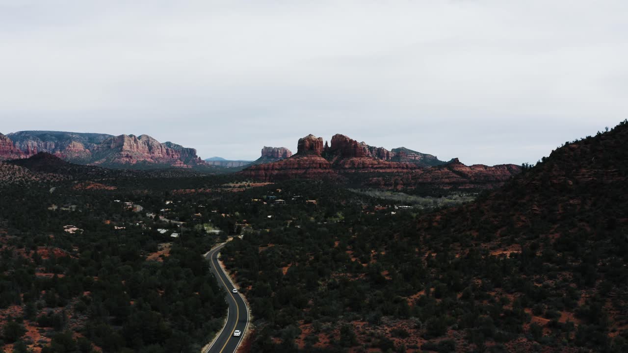 아리조나의 사막 풍경을 가로질러 운전하는 자동차의 드론 촬영