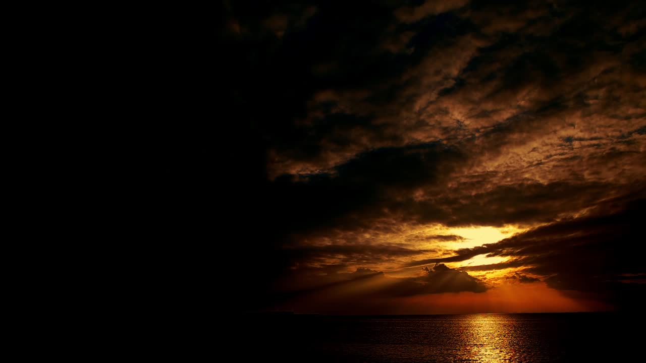 Dunkle Wolken, Meerblick, Meeresbewegung bei Nacht in Malmö, Schweden, im Sommer.
