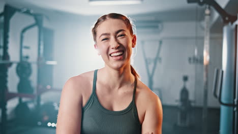 mujer feliz en el gimnasio