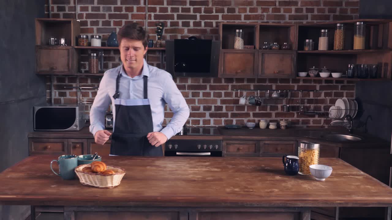 hombres cantando canciones y bailando en plano.