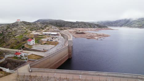 tomada de un avión no tripulado de una presa en un lago de montaña