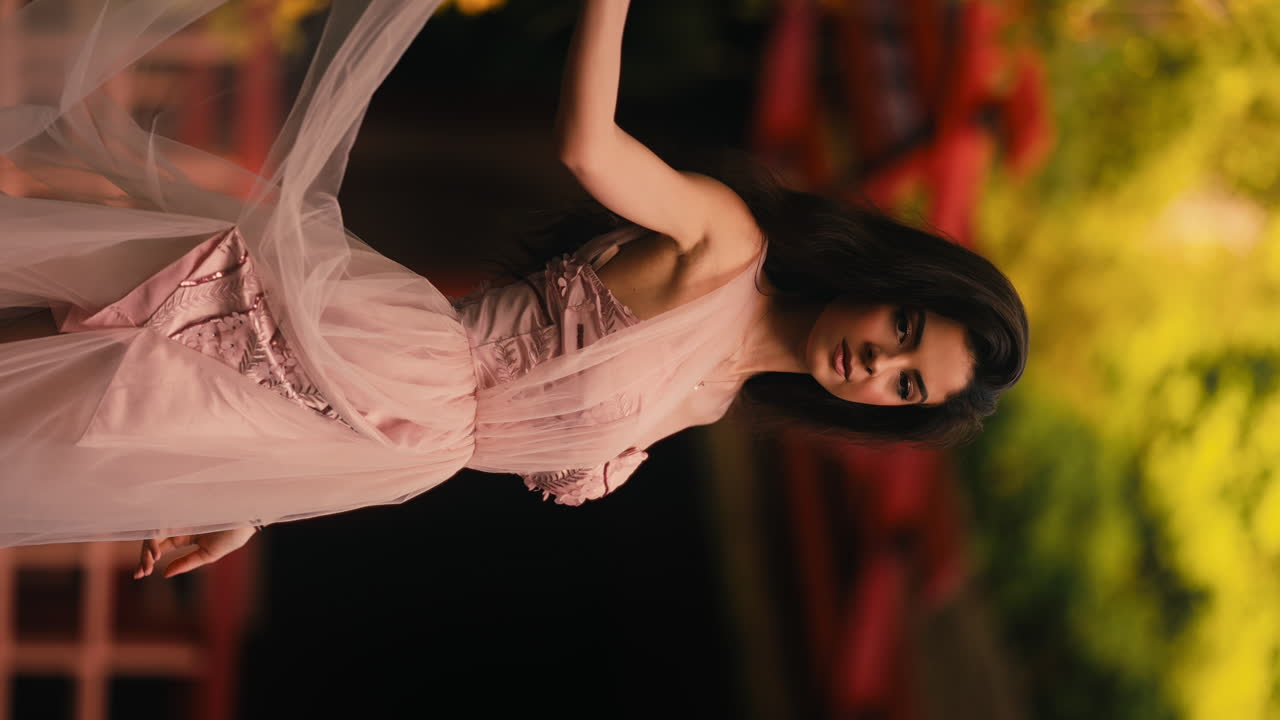 그녀의 공주 요정  ⁇  핑크 드레스와 함께 놀고 있는 아름다운 여자 자신있게 포즈