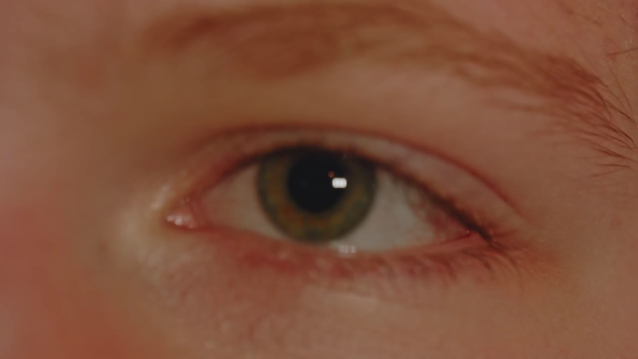 마크로의 눈은 머리에 뒤로 굴러서 발작처럼 떨고 있습니다.