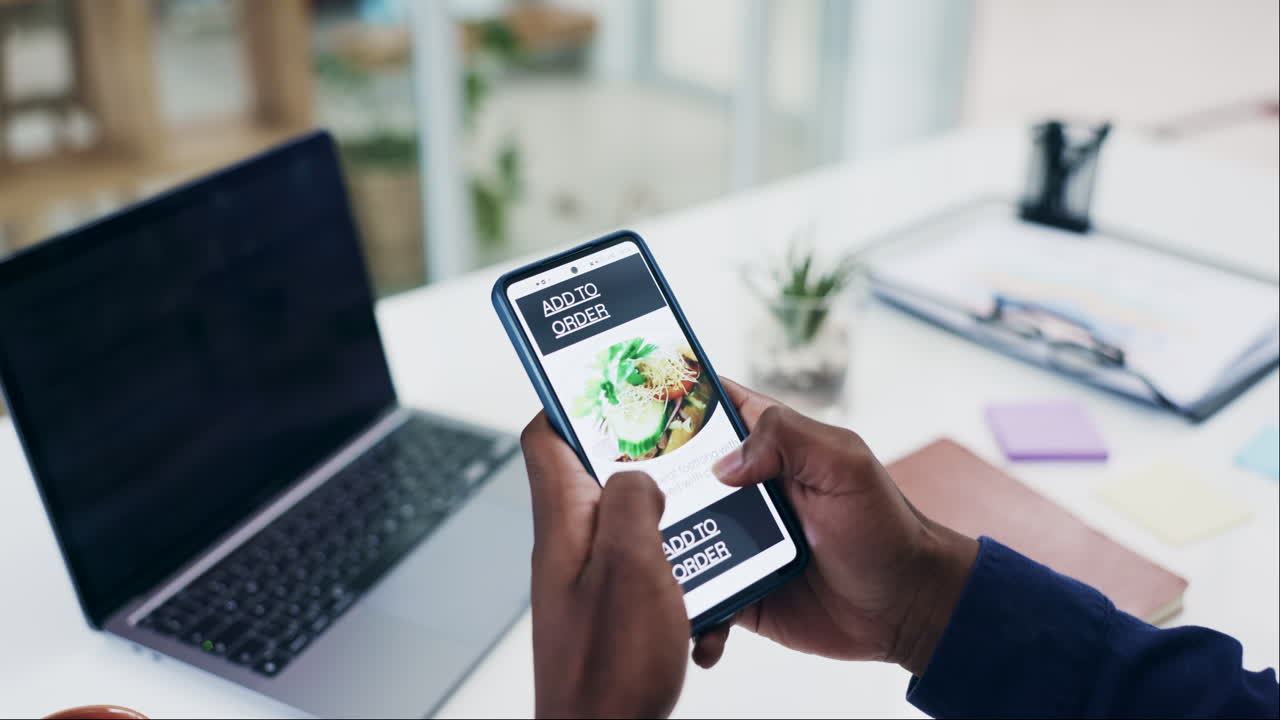 mani, schermo del telefono e scorrimento