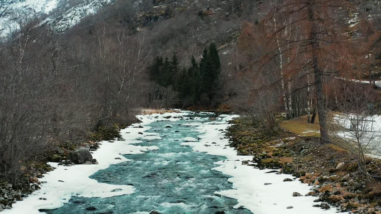 antena a lo largo de un río helado y rápido en las montañas noruegas