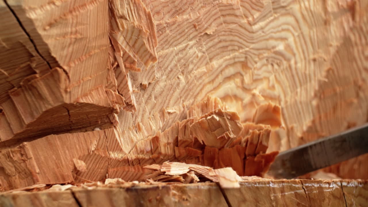 나무 조각 작업 중