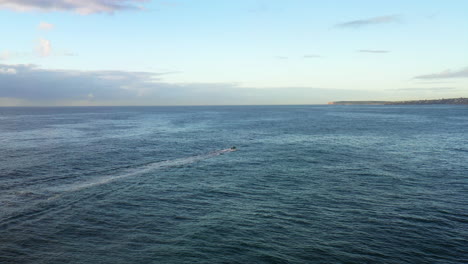 Un-Pequeño-Bote-Viaja-A-Través-Del-Océano-Durante-La-Madrugada-En-Los-Suburbios-Del-Este-De-Sydney,-Cerca-De-Bondi-Australia