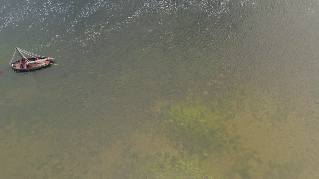 저류 에서 강 을 가로질러 기울어지는 공중