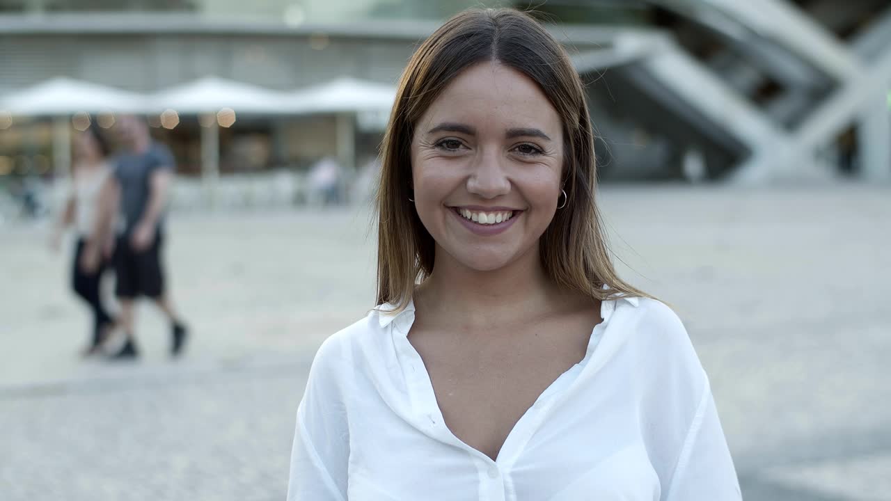 Bella bruna con i capelli lunghi sorridente