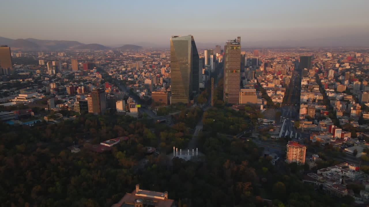 Meksiko Şehri Kalesi, Chapultepec ormanı ve şehir manzarası binalarının silüet arka planı ile havadan manzaralı panoramik görünüm.