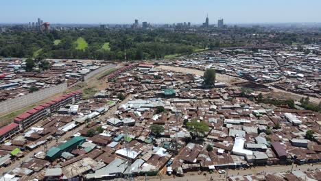 drone vista de los techos de kibera kenia