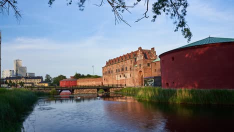 timelapse de la tarde de verano de malmo con el castillo histórico y el foso y el horizonte moderno en el fondo