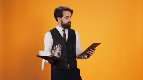 personal que sirve el pedido de café