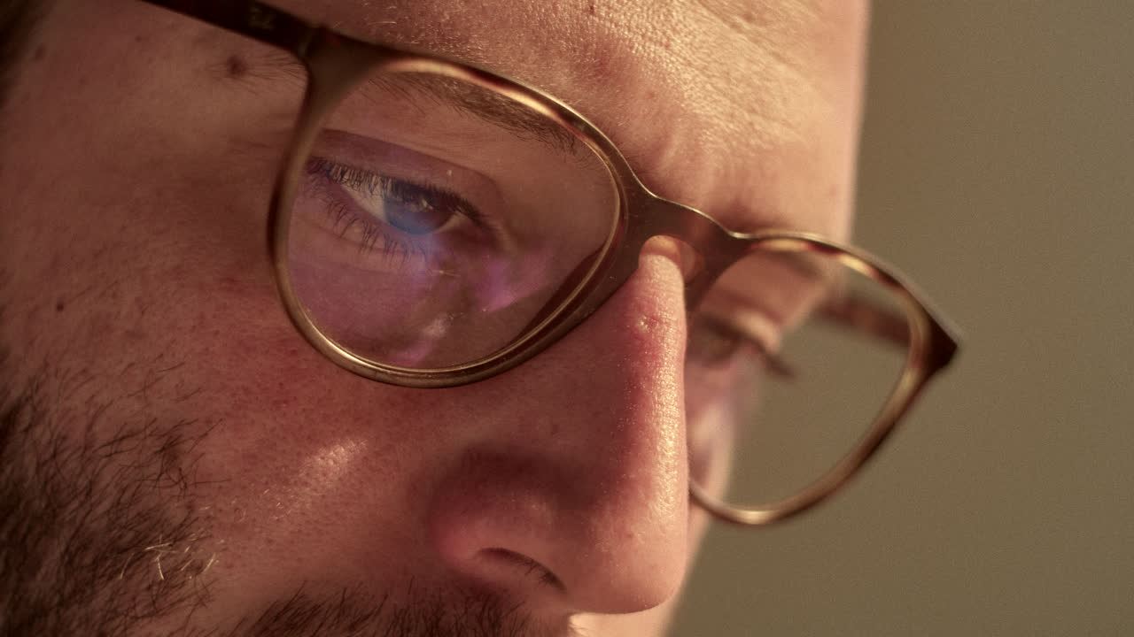 primer plano de un hombre con gafas