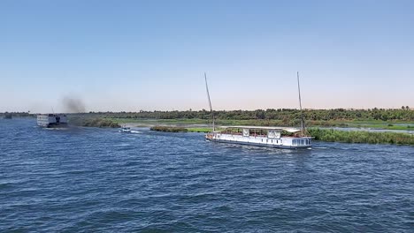 barcos navegando a lo largo de las orillas del río nilo