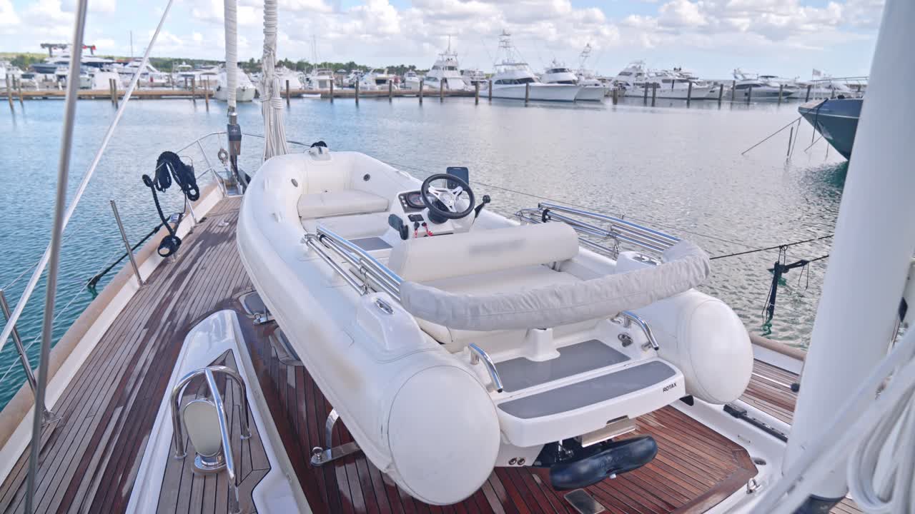 Primo piano di motoscafo che si ormeggia su yacht a vela durante una giornata di sole all'aperto.