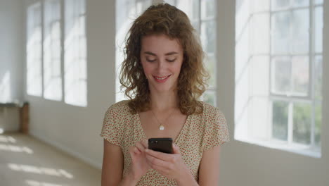 Retrato-De-Una-Hermosa-Joven-Usando-Un-Teléfono-Inteligente-Enviando-Mensajes-De-Texto-Navegando-Disfrutando-De-La-Tecnología-De-Banca-En-Línea-Del-Teléfono-Móvil-Revisando-Sms-En-Un-Nuevo-Apartamento