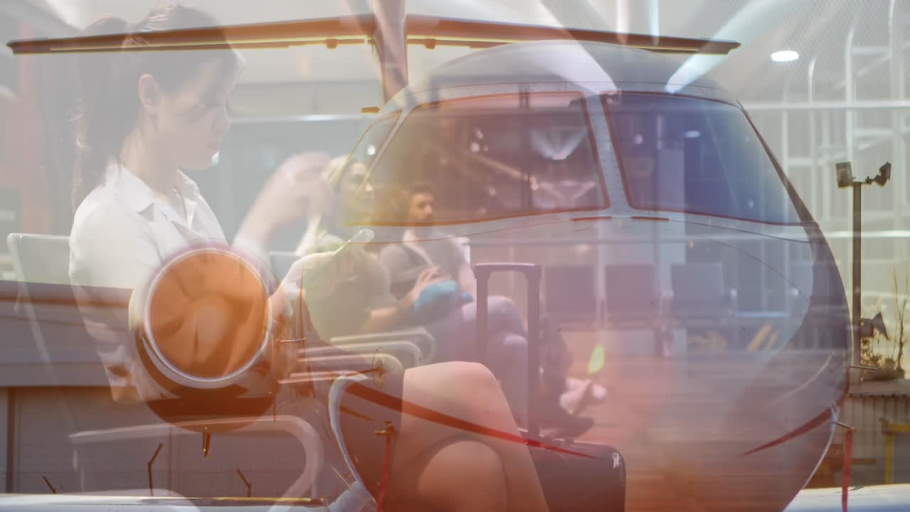 공항에 앉아 있는 스마트폰을 사용하는 아시아 사업가 여성에 대한 비행기의 복합 비디오