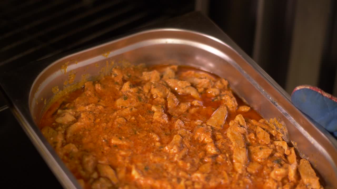 cocinero tomando carne asada cocinando en horno. proceso de cocción de carne en horno