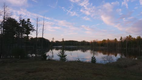 Lapso-De-Tiempo-De-Nubes-Moviéndose-Sobre-Un-Pantano