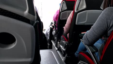 vista del interior del salón del autobús