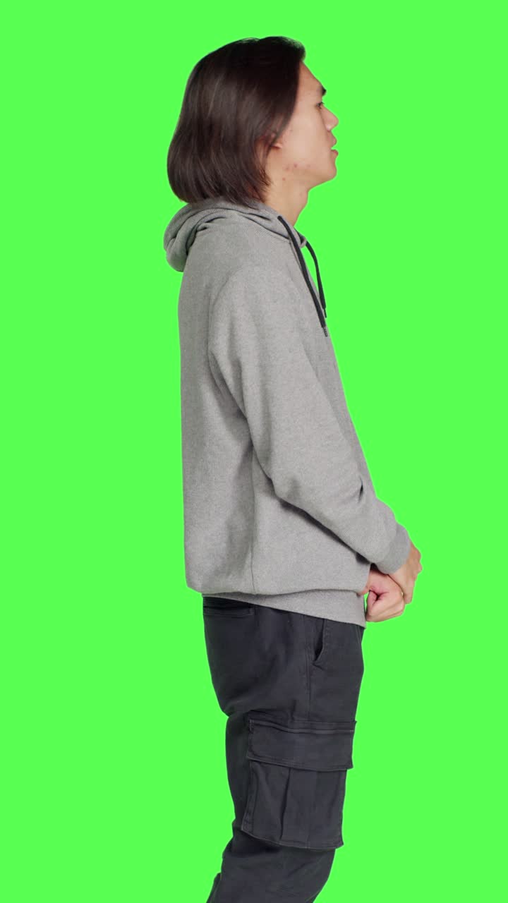 Profilo di un giovane adulto in posa su greenscreen