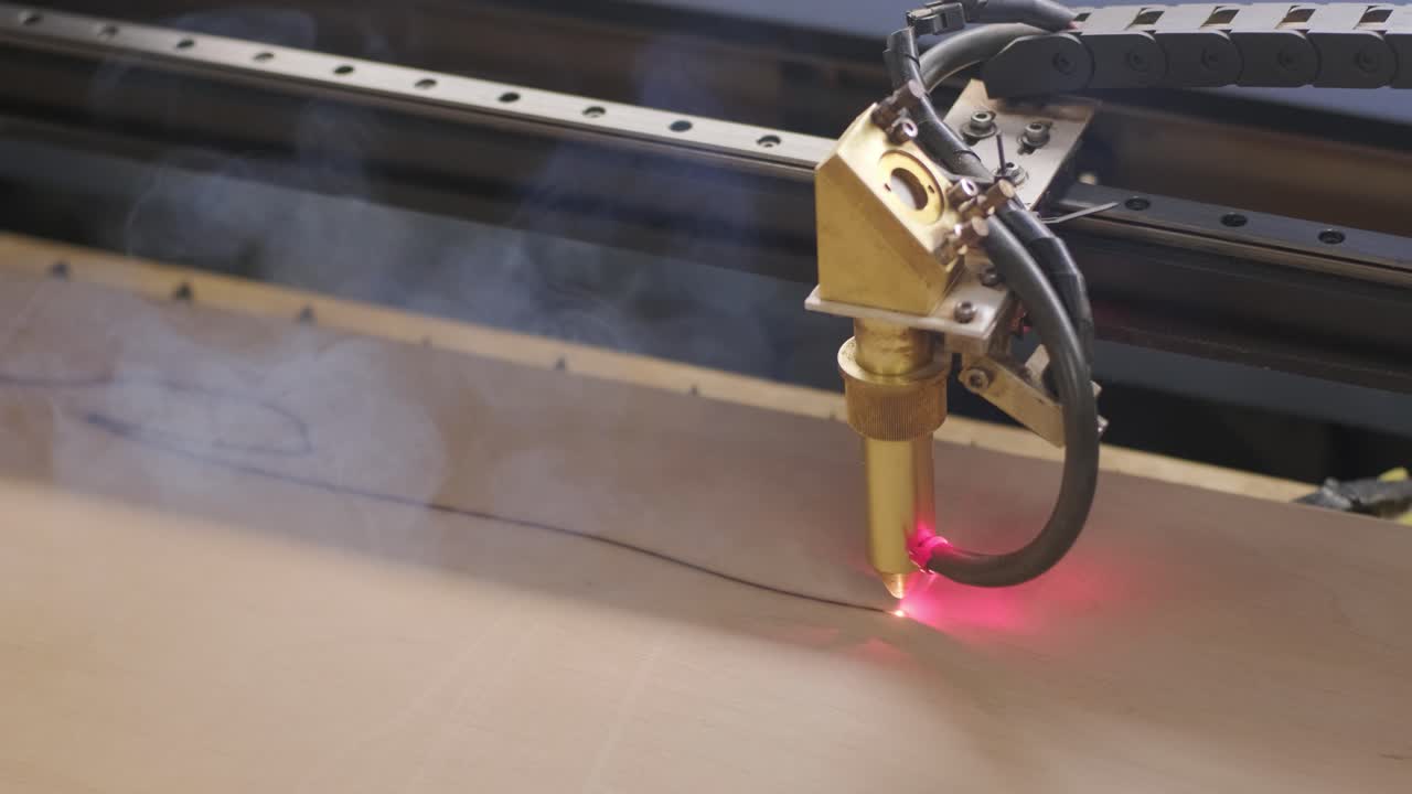 la máquina de corte por láser cnc corta tablas de madera y contrachapado